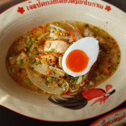 ก๋วยเตี๋ยวต้มยำโบราณใส่ถ้วยพร้อมทาน