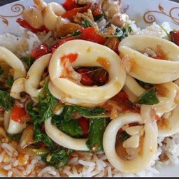 ข้าวกระเพราปลาหมึก