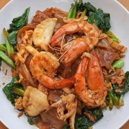 ผัดซีอิ้วเส้นใหญ่ (ทะเล)=กุ้ง+ปลาหมึก