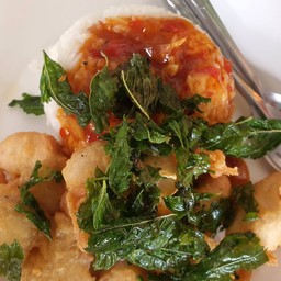 ข้าวกะเพาไก่ทอดใบกะเพากรอบ