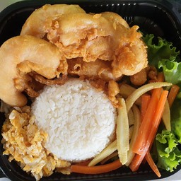 ข้าวหน้าไก่ทอดน้ำปลา + ไข่ขยี้