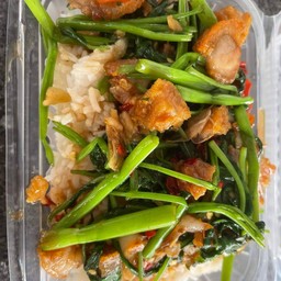 ครัวหมูชิ่ง   คะน้า หมูกรอบ