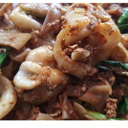 ผัดซีอิ้วเส้นใหญ่ ปลาหมึก