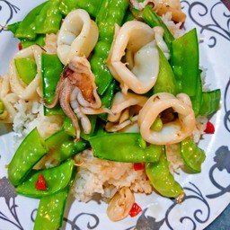 ข้าวราดถั่วลันเตาปลาหมึก