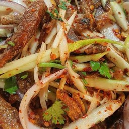 ยำมะม่วงปลากรอบ