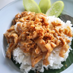 ข้าวราดไก่ชิ้นผัดกระเทียม