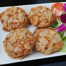 ลูกชิ้นกุ้งอัลมอนด์