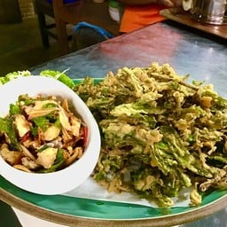 ยำผักบุ้งกรอบ