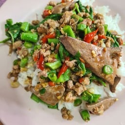 กระเพราหมูสับ+ตับใส่ถั่ว ราดข้าว