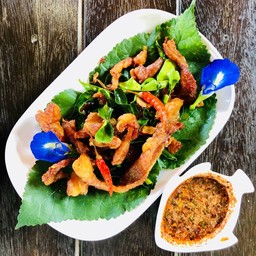 หมูแดดเดียวทอดสมุนไพร