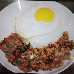 ข้าวกระเพราหมูสับไข่ดาว