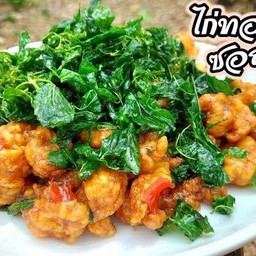 ข้าวคลุกไก่กรอบซอสกะเพรา