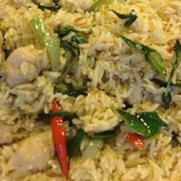 ข้าวผัดแกงเขียวหวานหมู