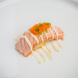 R24 ซูซิแซลมอนเบิร์นสลัดไข่กุ้ง