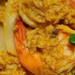 กุ้งผัดผงกะหรี่ ราดข้าว