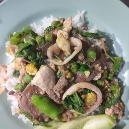 กระเพรารวมมิตรราดข้าว