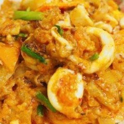 ปลาหมึกผัดไข่เค็ม ราดข้าว