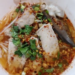 อาตี๋ก๋วยเตี๋ยวหมูรังสิต ถนนคลองส่งน้ำ