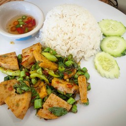 ข้าวผัดกะเพราหมูยอ