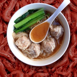 S8 บะหมี่เกี๊ยวกุ้งกับน้ำซุปกุ้ง Wuntun noodles in concentrated shrimp broth
