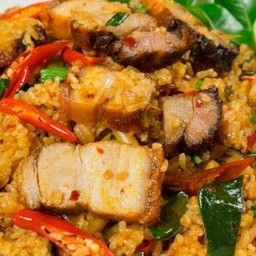 ข้าวผัดต้มยำหมูกรอบ