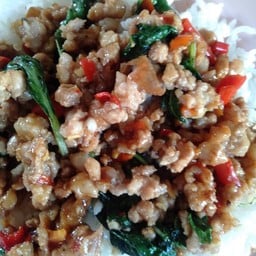 กระเพราหมูสับราดข้าว