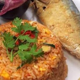 ข้าวผัดน้ำพริก ปลาทู (ไข่ต้ม)