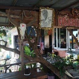 การครีเอตได้ดี มีต้นไม้และหลังคา ทำให้นั่งทานไม่ร้อน