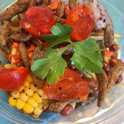 ยำมะม่วงข้าวโพดกุ้งสดไข่แดงเค็มปลากรอบ