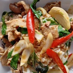 ไก่ผัดน้ำมันหอยราดข้าวไข่ดาวสามรส