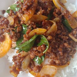 หมูสับผัดโหระพาพริกเผาไข่ดาว