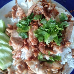 หมูกระเทียมราดข้าว