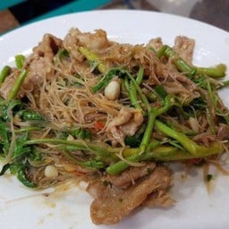 เส้นหมี่ผัดกระเฉด