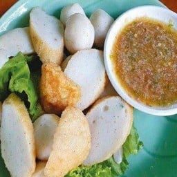 ลูกชิ้นปลาลวกจิ้ม+น้ำจิ้มสุดซี๊สสส