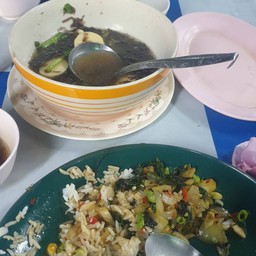 ดูเครื่องที่ใส่กระเพรา รสออกหวานชิบหายน้ำแฉะๆเหนหน้าร้านดูขลังดีไม่น่าเลย อาหารร