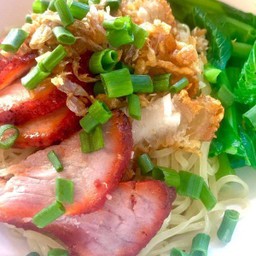 บะหมี่หมูแดงหมูกรอบ