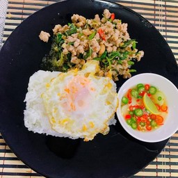 [อร่อยซ่ากับโค้ก] ข้าวกะเพราหมูสับ +  โค้ก ออริจินัล (กระป๋อง) 