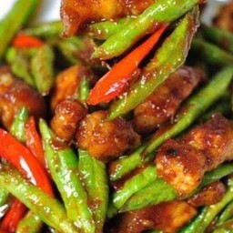 พริกแกงถั่วหมูกรอบ