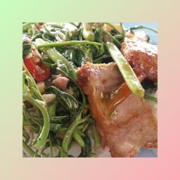 ผัดกระเฉดหมูกรอบ (กับ ข้าว)