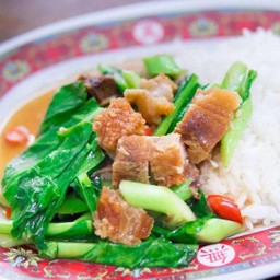 ผัดผักคะน้าหมูกรอบราดข้าว