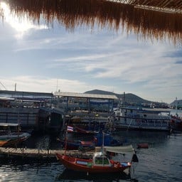 วิวข้างนอก เห็นเรือต่าง ๆ