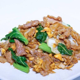 เส้นใหญ่ผัดซีอิ๊วหมู