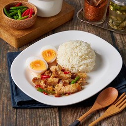 ข้าวหมูกรอบผัดพริกขี้หนูสวนไข่มะตูม