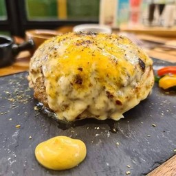 เบนโตะวากิวชีสแฮมเบิร์กใหญ่ (Giant Cheese Hamburg Bento Large)