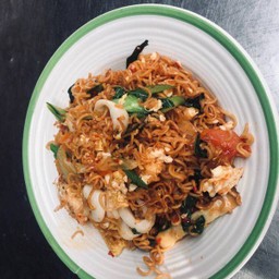 ผัดมาม่าขี้เมาหมู/ไก่/กุ้ง/ปลาหมึก