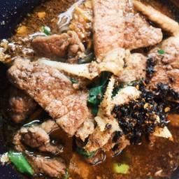 เตี๋ยวเรือน้ำตกเนื้อสด