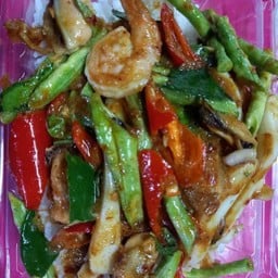 ผัดพริกแกงราดข้าว