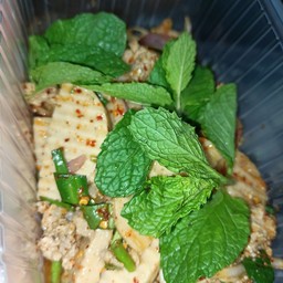 ร้านเรื่องวุ่นของกิน (โดนยำ รถส้ม) ชุกโดน