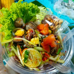 ยำมะม่วงข้าวโพดหอยแครง+ไข่แดงเค็ม