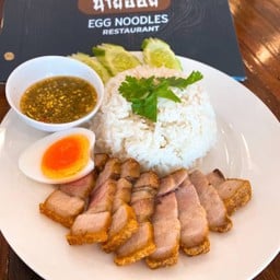ข้าวหมูกรอบน้ำจิ้มซีฟู้ดมะนาวแท้